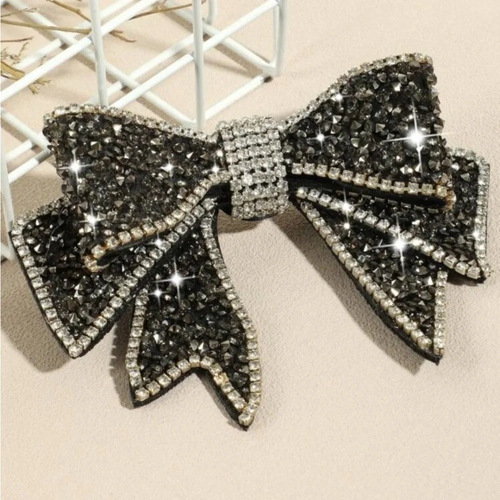 ✨NEW✨ 💋 Sparkling Rhinestone Bow Brooch